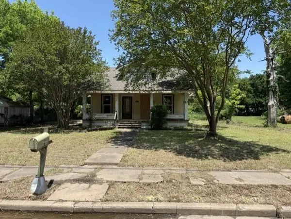 812 W 10th Street, Bonham, TX 75418