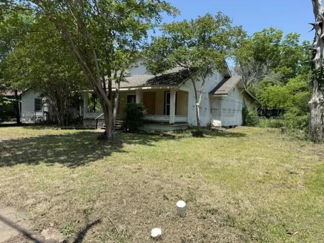 812 W 10th Street, Bonham, TX 75418 - #2