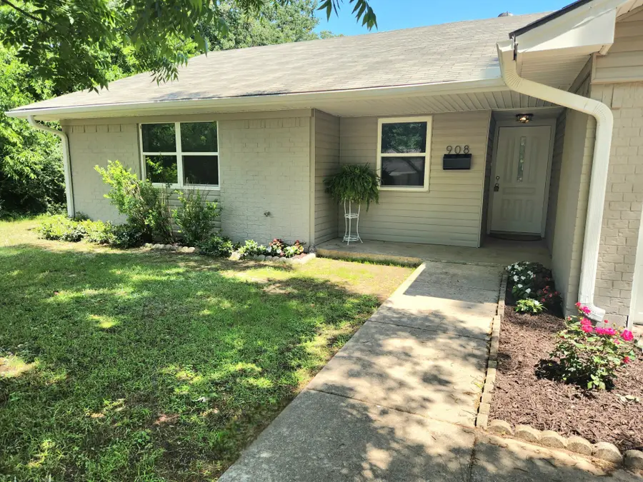 908 Dover Circle, Gainesville, TX 76240 - #2