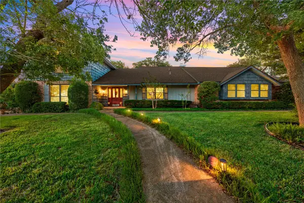 10011 Lost Oak Ridge Drive, Woodway, TX 76712