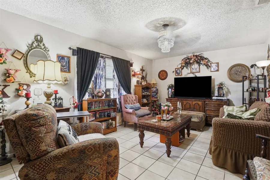 606 E Barton Street, Granbury, TX 76048 - #3