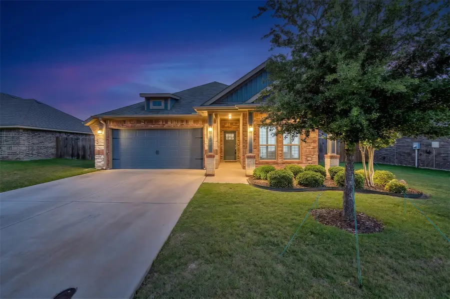 933 E 5th Street, Springtown, TX 76082 - #2