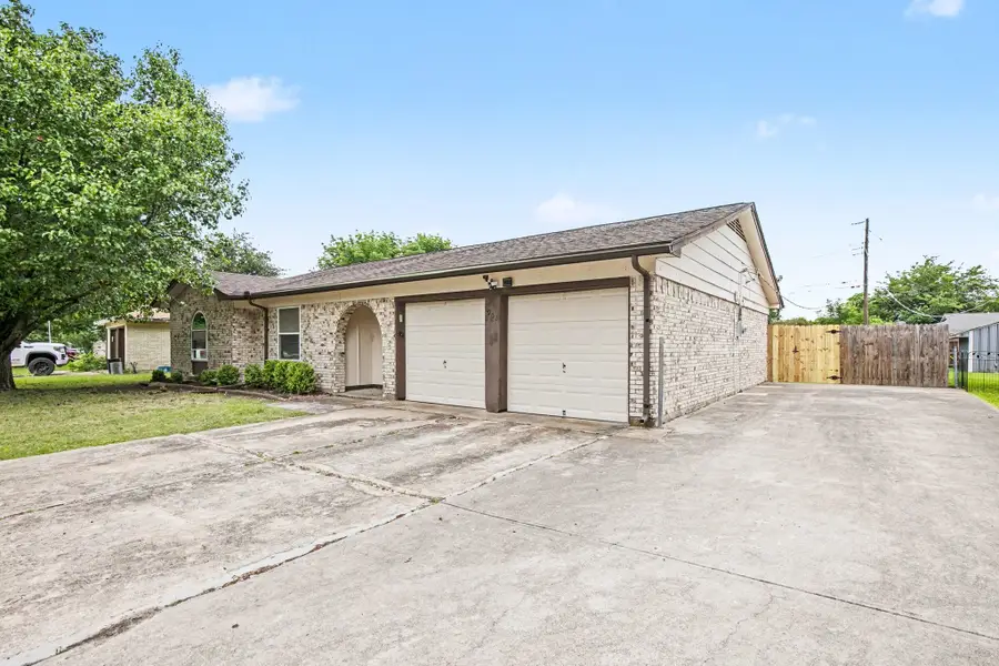 902 Kerry Street, Benbrook, TX 76126 - #2