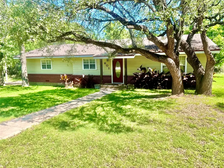 601 Navajo Trail, Hamilton, TX 76531 - #2