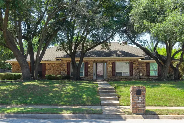 1700 Wimbleton Drive, Bedford, TX 76021