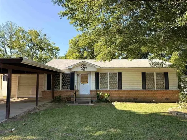 213 E Magnolia Dr, Mt Pleasant, TX 75455