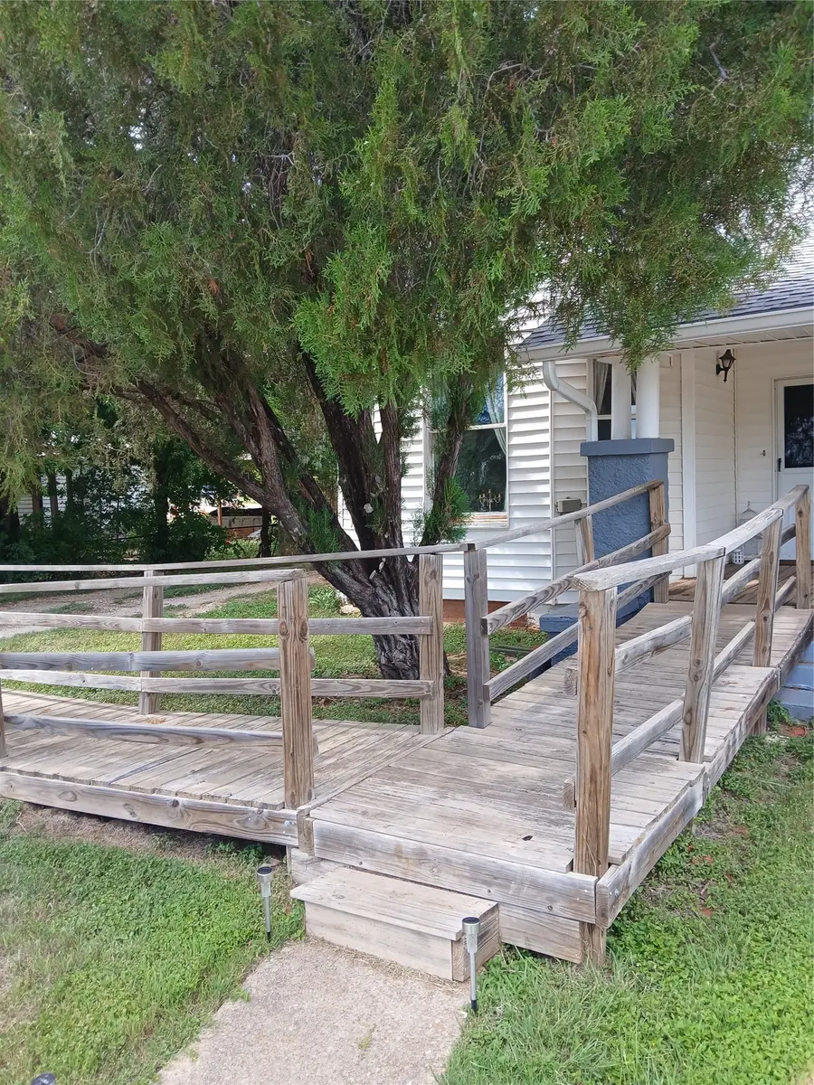 916 Austin Street, Coleman, TX 76834 - #3