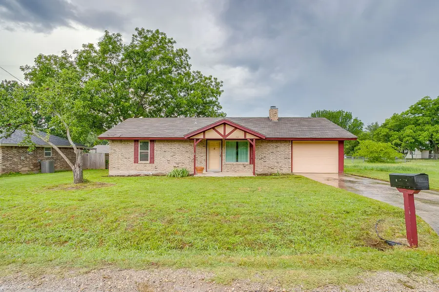 709 N Avenue B, Springtown, TX 76082 - #2