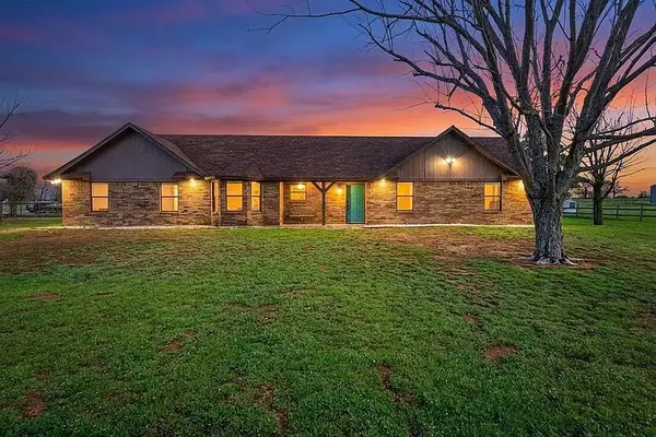 100 Green Meadows Circle, Springtown, TX 76082