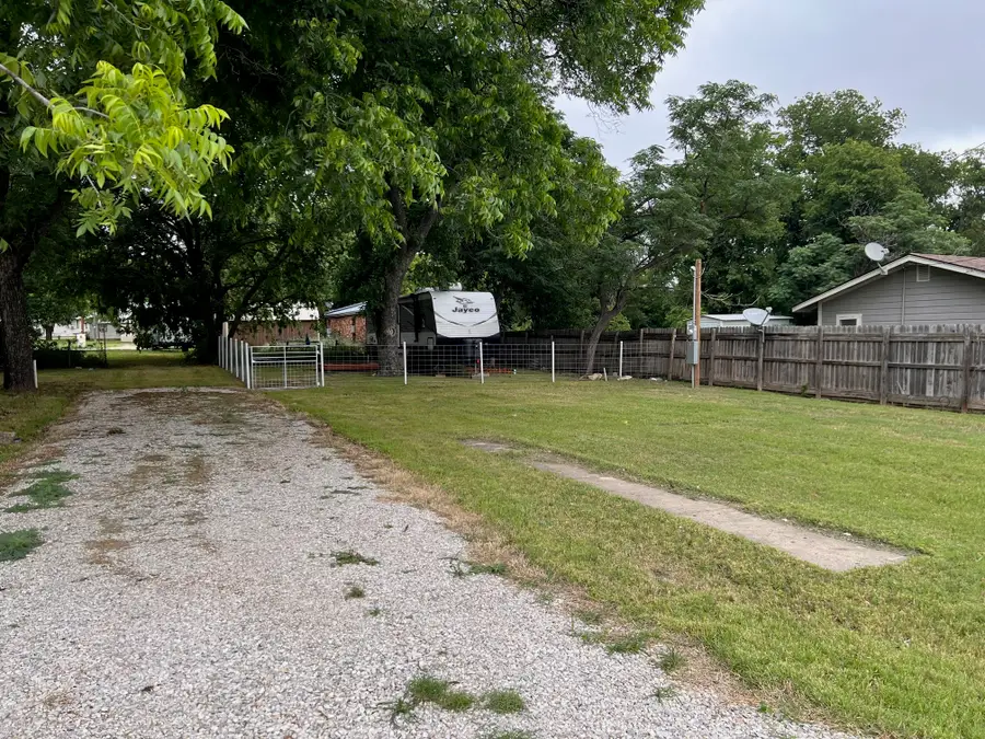 105 W Wrights Avenue, Comanche, TX 76442 - #2