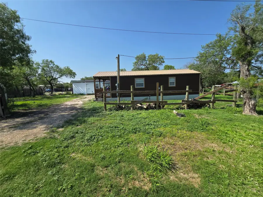 205 W Travis Street, Karnes City, TX 78118 - #2
