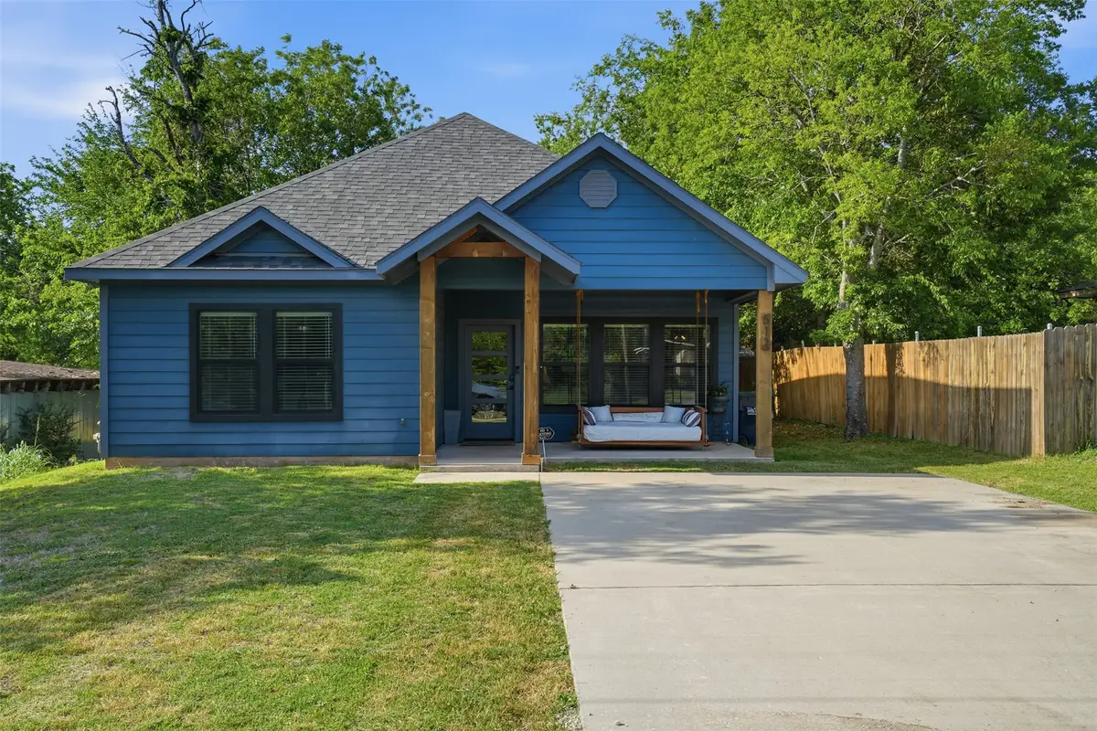 512 W Locust Street, Whitewright, TX 75491 - #1