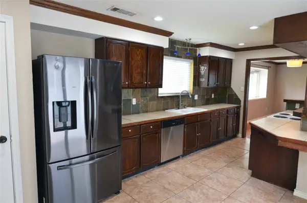 2406 Redbrook Court, Arlington, TX 76014