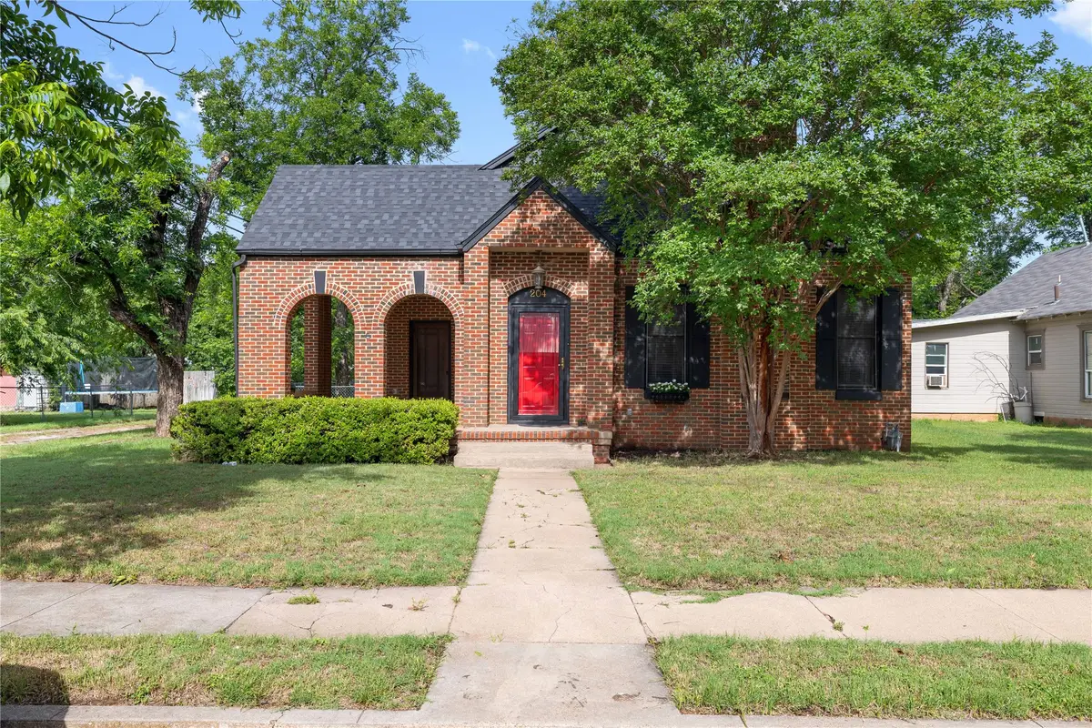 204 S Nueces Street, Coleman, TX 76834 - #1