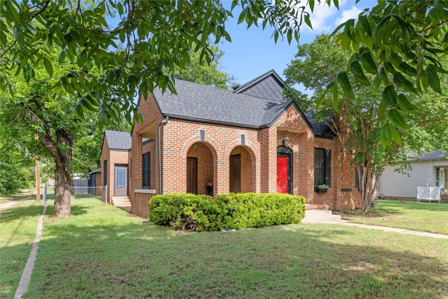 204 S Nueces Street, Coleman, TX 76834 - #2