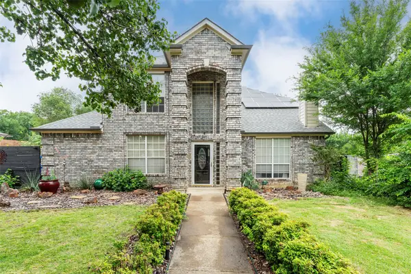 829 Woodridge Drive, Fort Worth, TX 76120