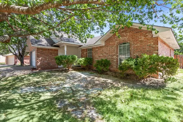 706 Rolling Hills Drive, Hewitt, TX 76643