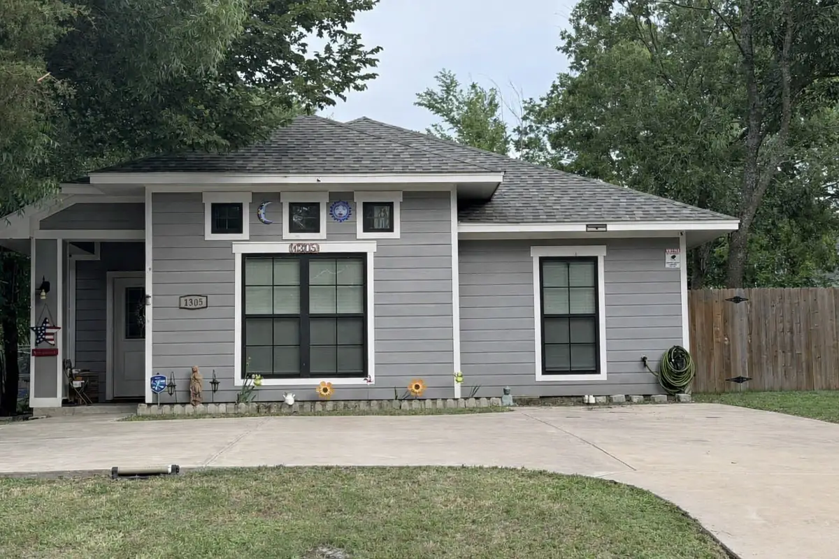 1305 E 6th Avenue, Corsicana, TX 75110 - #1