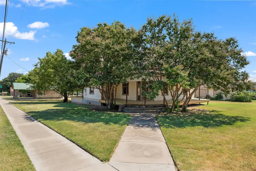 400 S Broad Street, Saint Jo, TX 76265 - #2