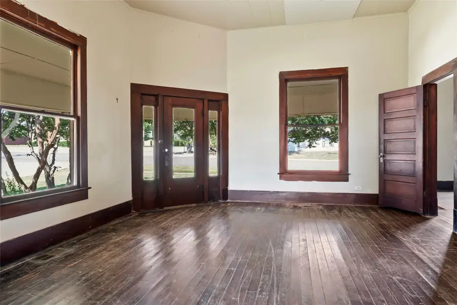 400 S Broad Street, Saint Jo, TX 76265 - #3