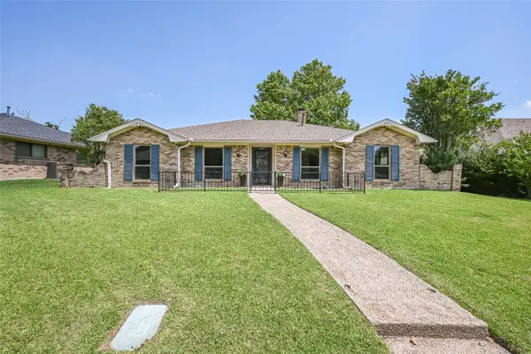 1913 Middle Glen Drive, Carrollton, TX 75007