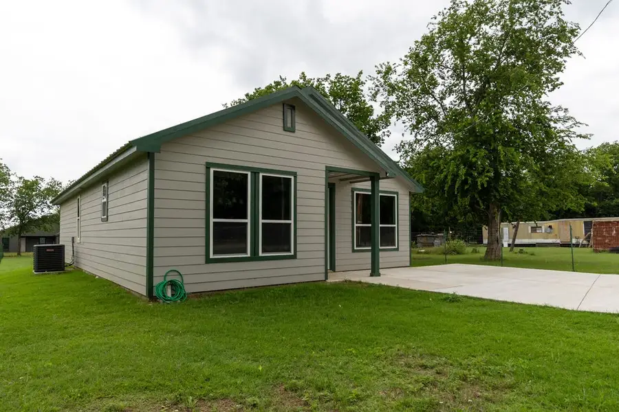328 E Norway Street, Walnut Springs, TX 76690 - #2