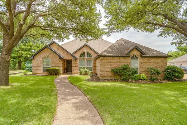 9928 Wandering Way Street, Benbrook, TX 76126