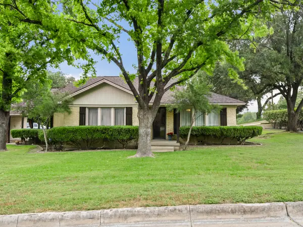 2200 Skyline Drive, Fort Worth, TX 76114
