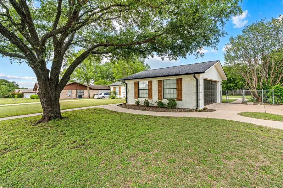 308 Texas Avenue, Hewitt, TX 76643 - #2