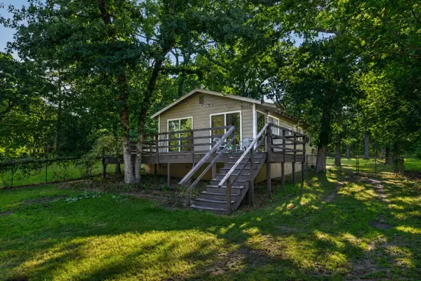1001 Leaning Oak Drive, Tool, TX 75143
