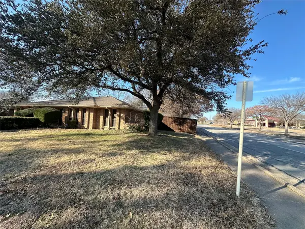 1053 Cloverdale Lane, DeSoto, TX 75115