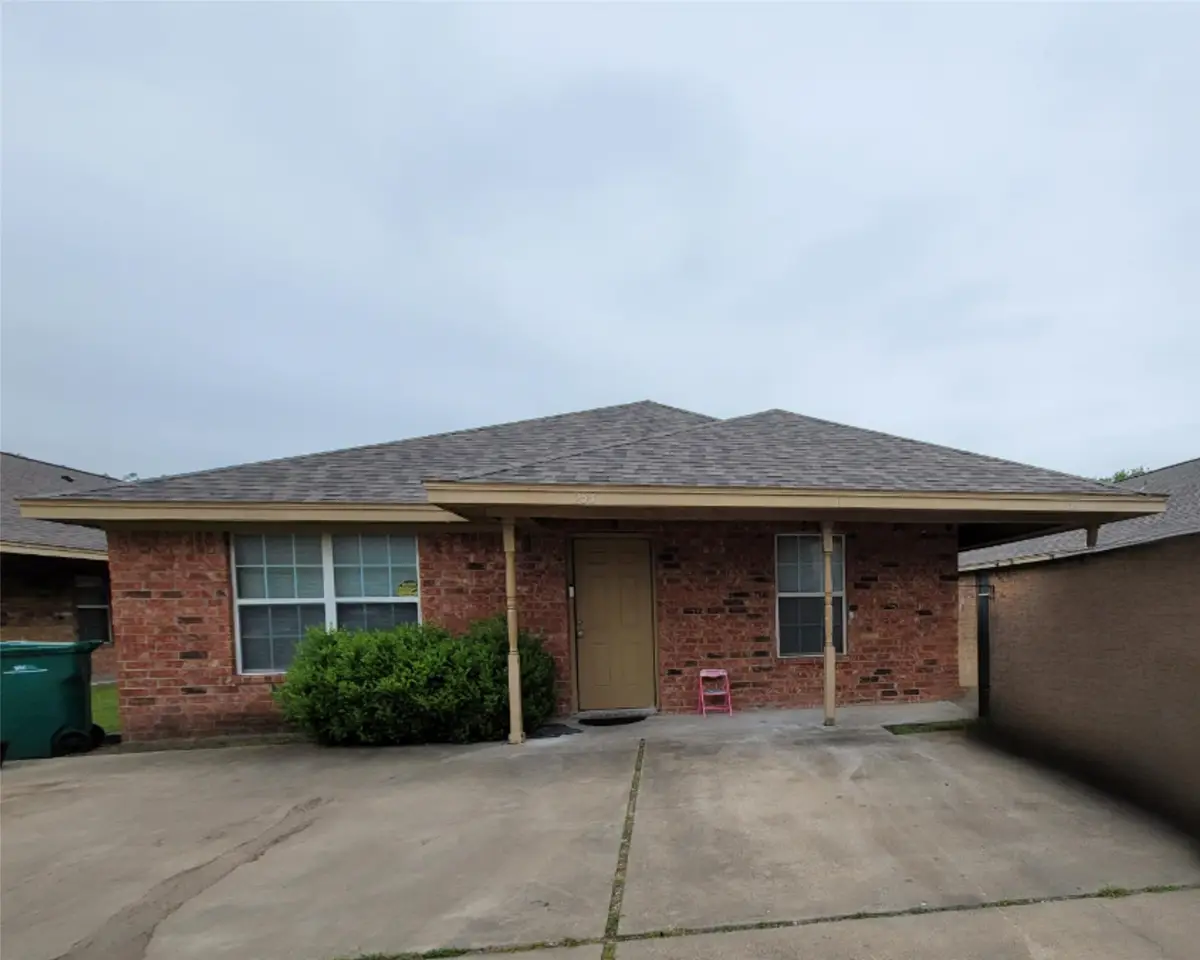 231-233 E Craven Avenue, Lacy Lakeview, TX 76705 - #1
