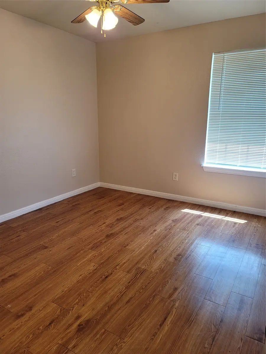 231-233 E Craven Avenue, Lacy Lakeview, TX 76705 - #2