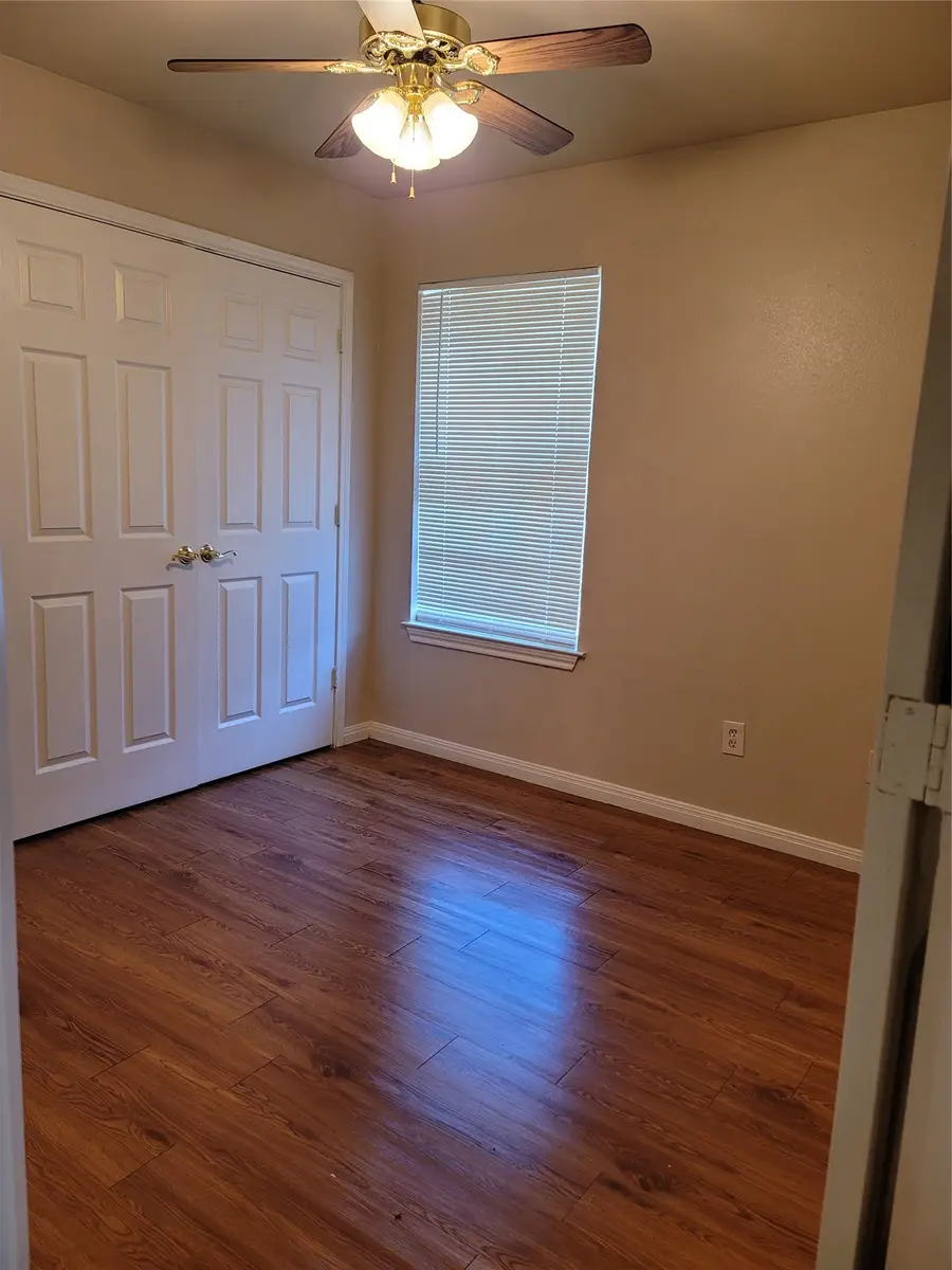 231-233 E Craven Avenue, Lacy Lakeview, TX 76705 - #3