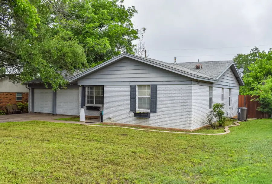 304 Moore Street, Brady, TX 76825 - #3