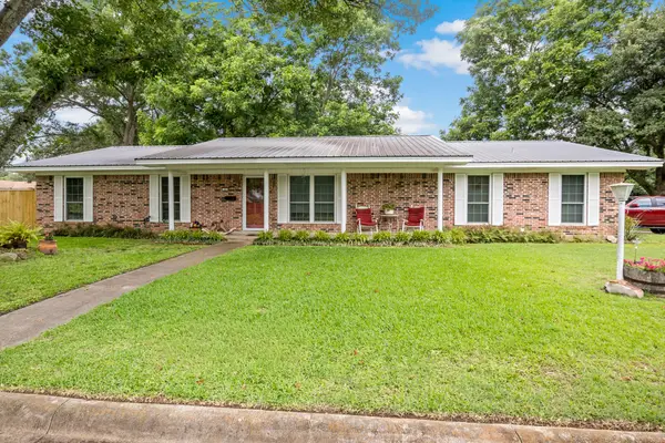 1002 S Lide Avenue, Mt Pleasant, TX 75455