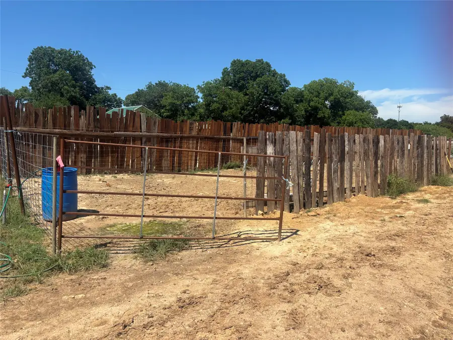 901 W Cherokee Avenue, Comanche, TX 76442 - #2