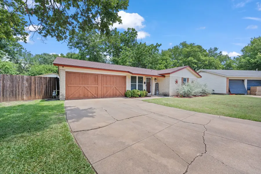 311 Robin Court, Burleson, TX 76028 - #2
