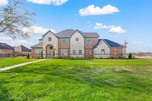 828 Mallard Pointe Drive, Grand Prairie, TX 75104