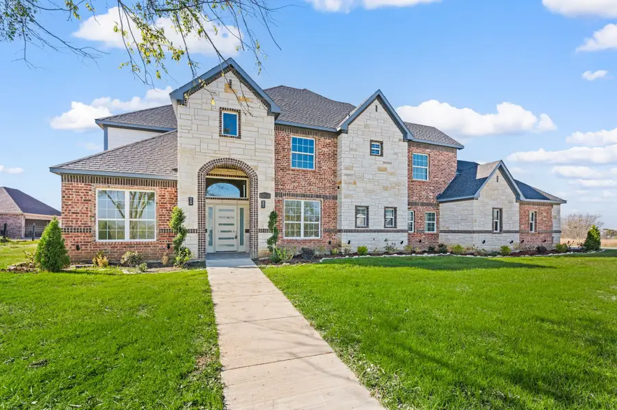 828 Mallard Pointe Drive, Grand Prairie, TX 75104 - #2