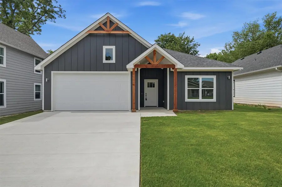 110 W Hull Street, Denison, TX 75021 - #2