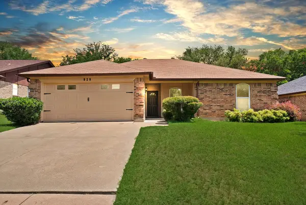 929 Thistle Ridge Lane, Arlington, TX 76017