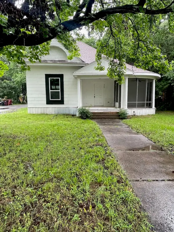 320 W 6th Street, Bonham, TX 75418