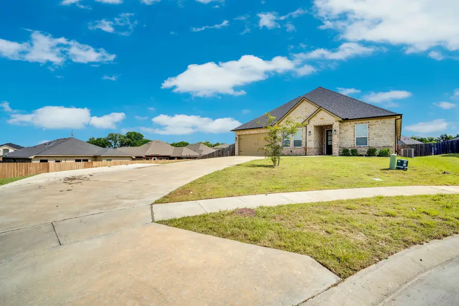 702 Chester Court, Ennis, TX 75119 - #2