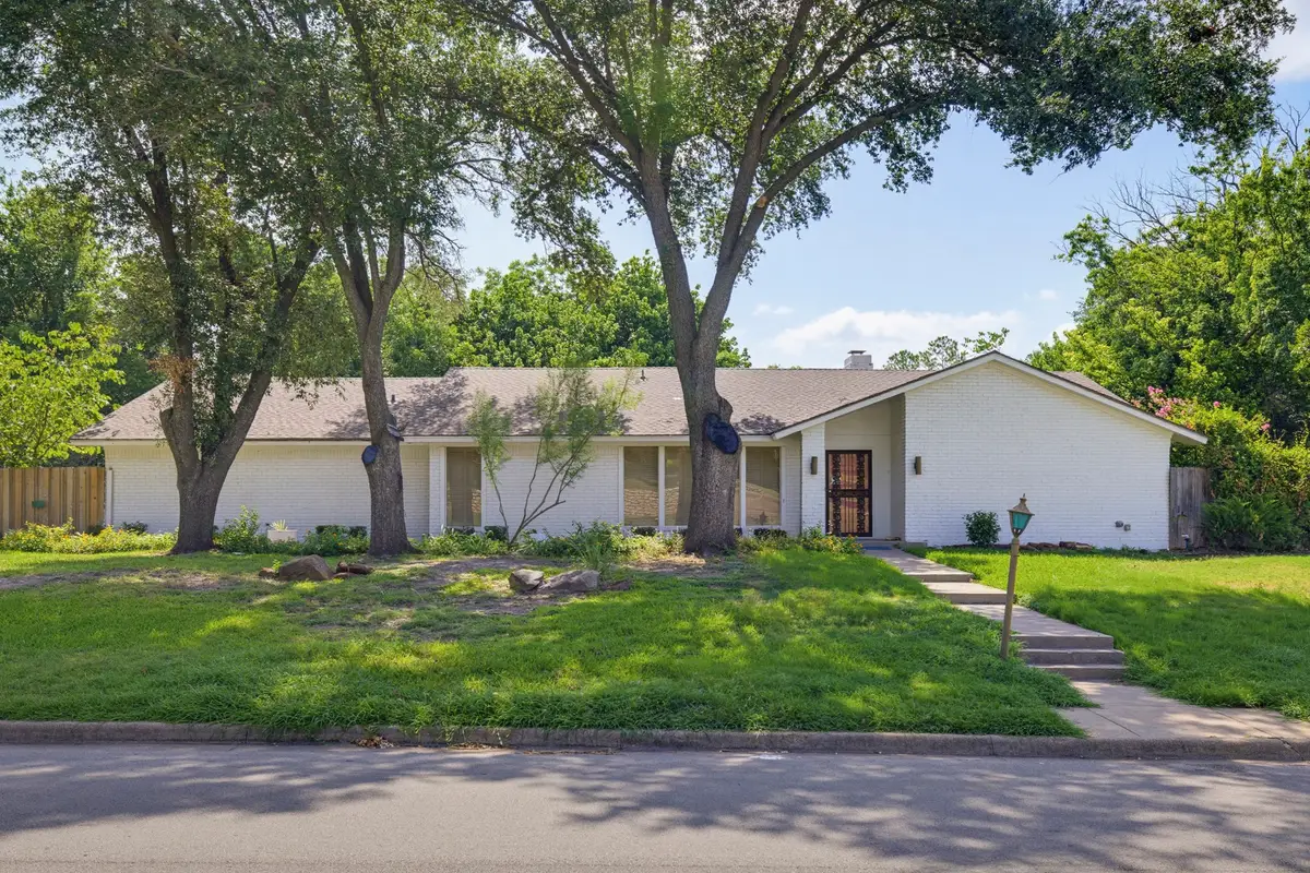 21 Crosslands Road, Benbrook, TX 76132 - #1