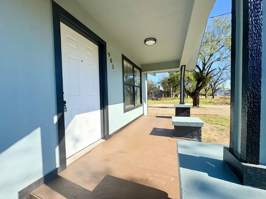 905 2nd St, Graham, TX 76450 - #3
