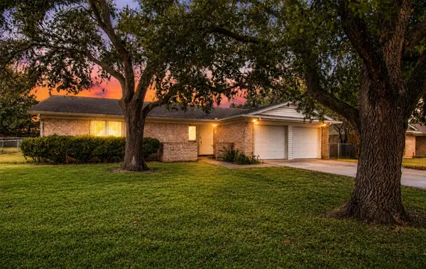 1216 Bryant Street, Benbrook, TX 76126