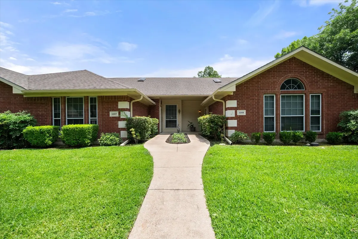 1209 W 3rd Avenue, Corsicana, TX 75110 - #1