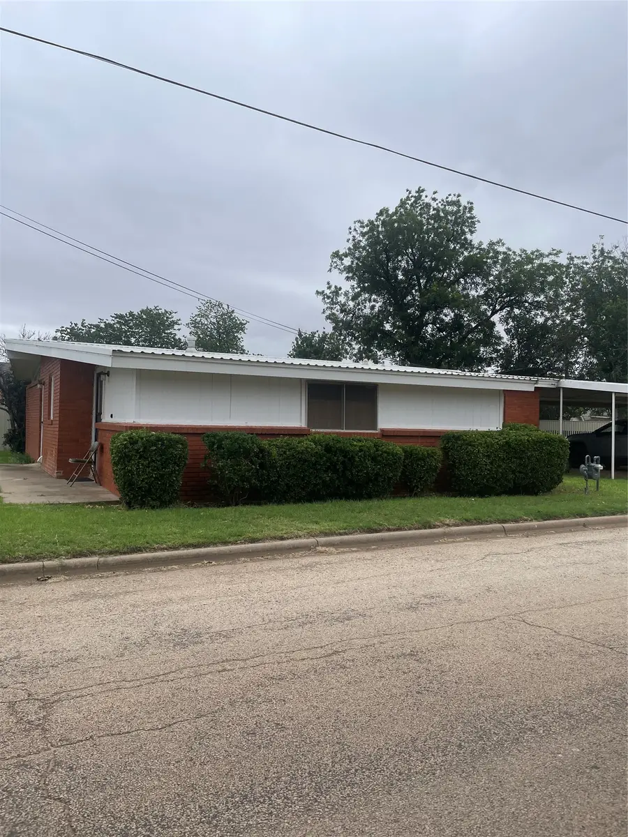 1140 W Forest Street, Munday, TX 76371 - #2