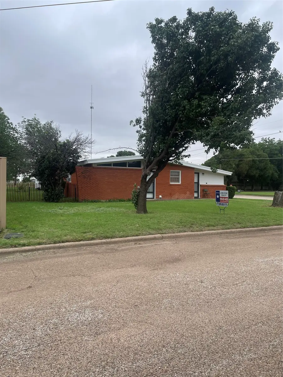 1140 W Forest Street, Munday, TX 76371 - #3